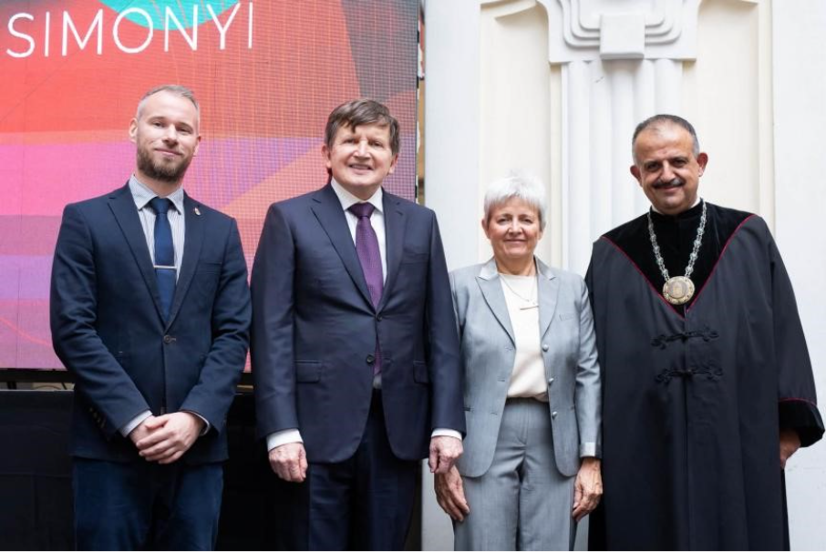 Charles Simonyi receiving the honorary professorship